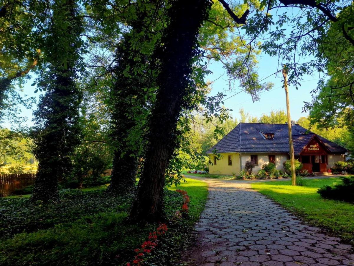 Hostel Domek Ogrodnika Przy Muzeum W Przeworsku Zespole Palacowo - Parkowym Bagian luar foto